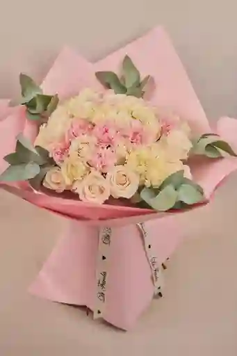 Bouquet Buchón Encanto Rosé, Claveles Rosado, Rosas De Exportación Blancas Y Eucalipto Común