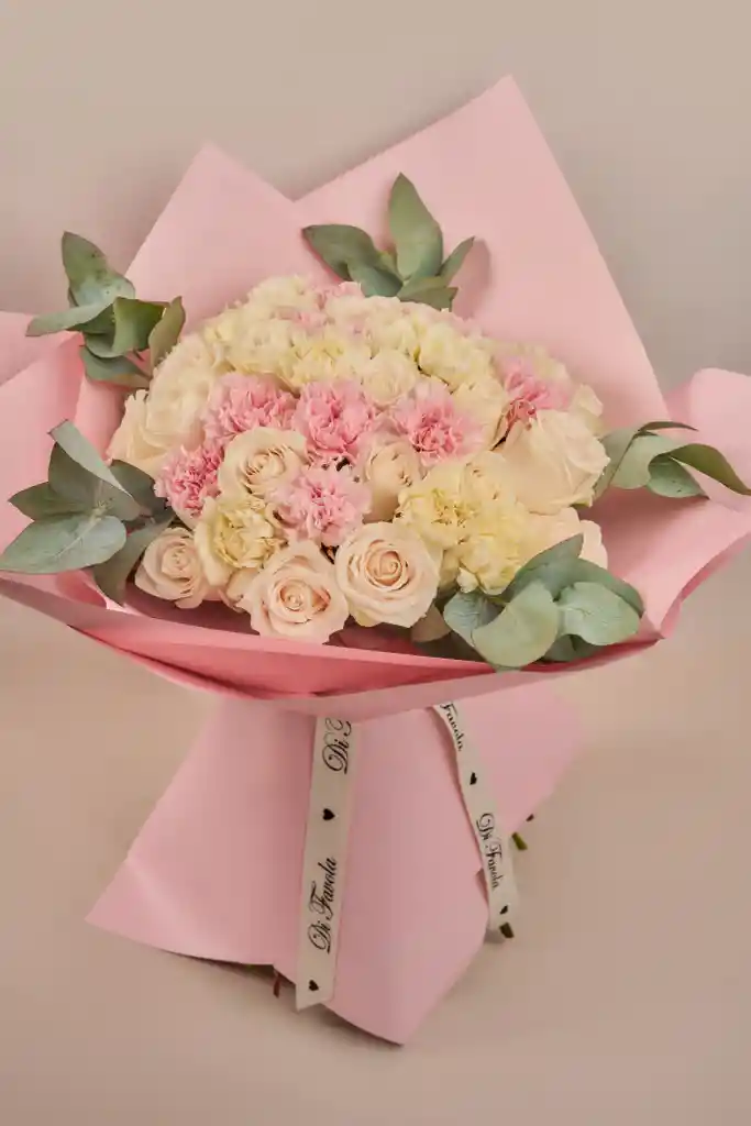 Bouquet Buchón Encanto Rosé, Claveles Rosado, Rosas De Exportación Blancas Y Eucalipto Común