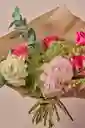 Arreglo Floral Exclusivo Encanto Silvestre , Tonos Fucsia Rosado Y Follaje Verde. Rosas, Boca De Dragón, Velo De Novia