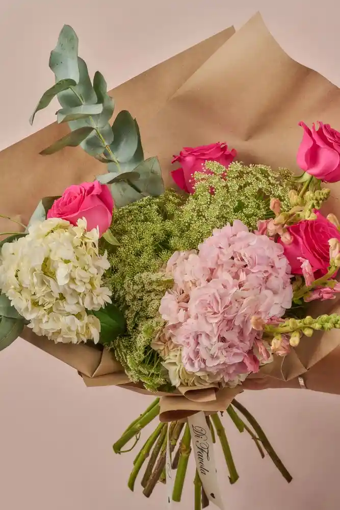 Arreglo Floral Exclusivo Encanto Silvestre , Tonos Fucsia Rosado Y Follaje Verde. Rosas, Boca De Dragón, Velo De Novia