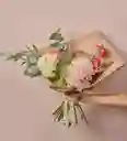 Arreglo Floral Exclusivo Encanto Silvestre , Tonos Fucsia Rosado Y Follaje Verde. Rosas, Boca De Dragón, Velo De Novia
