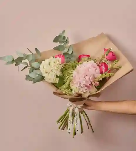 Arreglo Floral Exclusivo Encanto Silvestre , Tonos Fucsia Rosado Y Follaje Verde. Rosas, Boca De Dragón, Velo De Novia