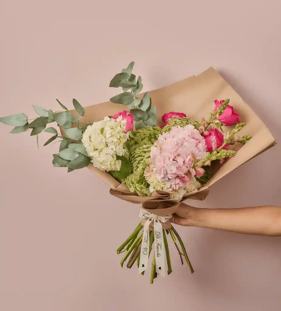 Arreglo Floral Exclusivo Encanto Silvestre , Tonos Fucsia Rosado Y Follaje Verde. Rosas, Boca De Dragón, Velo De Novia