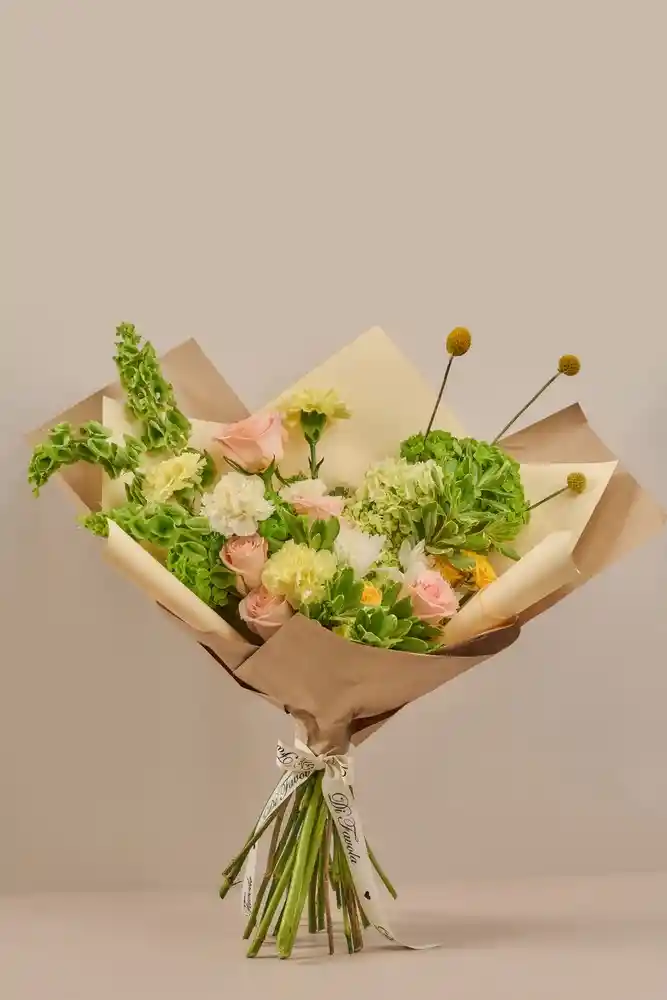Ramo ''aroma De Verano'' . Colores Pasteles Amarillo, Verde Rosado. Hortensia, Campana De Irlanda, Rosa, Clavel. Diseño Floral Orgánico