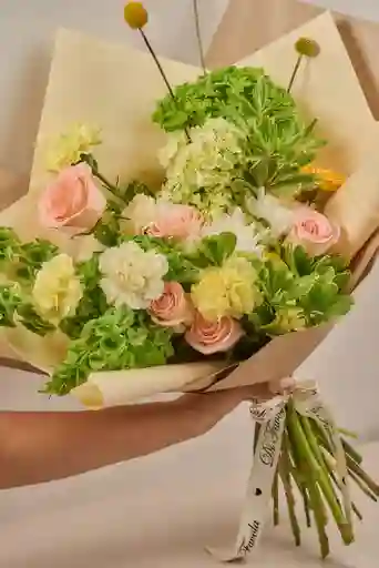 Ramo ''aroma De Verano'' . Colores Pasteles Amarillo, Verde Rosado. Hortensia, Campana De Irlanda, Rosa, Clavel. Diseño Floral Orgánico