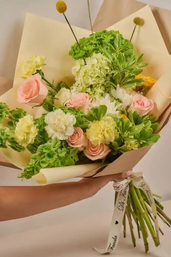 Ramo ''aroma De Verano'' . Colores Pasteles Amarillo, Verde Rosado. Hortensia, Campana De Irlanda, Rosa, Clavel. Diseño Floral Orgánico