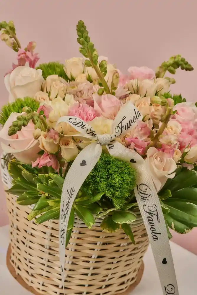 Arreglo Floral Vintage En Cesta '' Susurros De Mimbre''