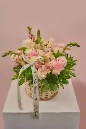 Arreglo Floral Vintage En Cesta '' Susurros De Mimbre''