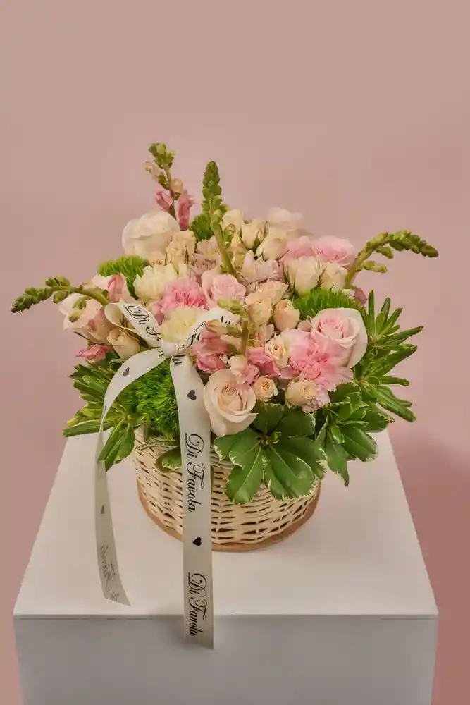 Arreglo Floral Vintage En Cesta '' Susurros De Mimbre''