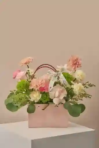 Arreglo Floral Pequeño Con Flores Exclusivas Surtidas ''bolso París'' Tonos Rosados Y Follaje