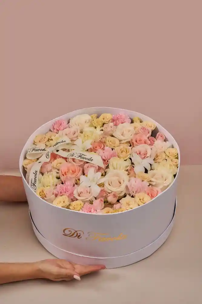 Cilindro Lujoso De Flores ''inicio De Primavera'' Tonos Salmon, Rosas, Mini Rosa Y Orquideas