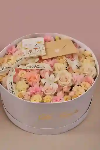 Cilindro Lujoso De Flores ''inicio De Primavera'' Tonos Salmon, Rosas, Mini Rosa Y Orquideas
