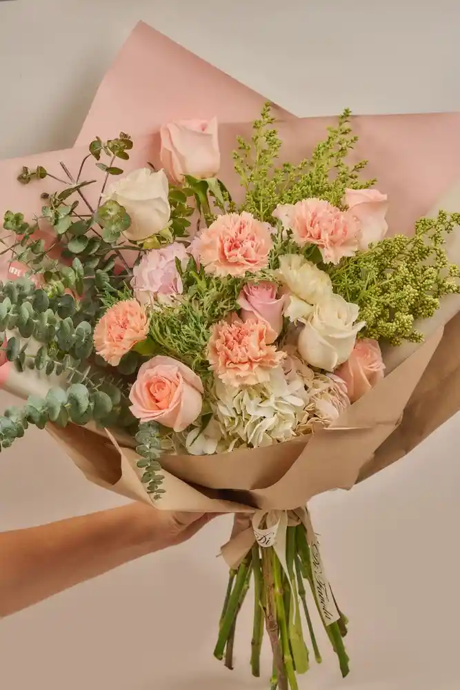 Arreglo Floral ''savia'' Flores Frescas, Elegantes En Tonos Pasteles Con Follaje