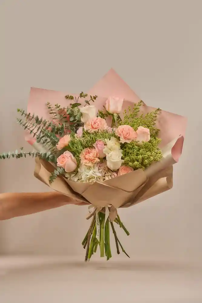 Arreglo Floral ''savia'' Flores Frescas, Elegantes En Tonos Pasteles Con Follaje