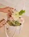 Bouquet De Flores Para Dia De La Madre En Bolso De Yute Con Sandwich Y Cadena. Desayuno Sorpresa Mamá Delicada