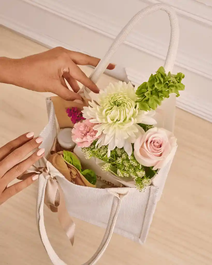 Día De La Madre Detalle Elegante Para Mamas En Snack Con Flores Bolso De Yute. Mothers Day Mamá Delicada