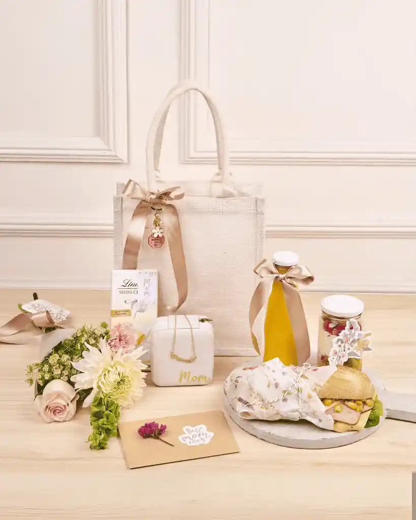 Día De La Madre Detalle Elegante Para Mamas En Snack Con Flores Bolso De Yute. Mothers Day Mamá Delicada