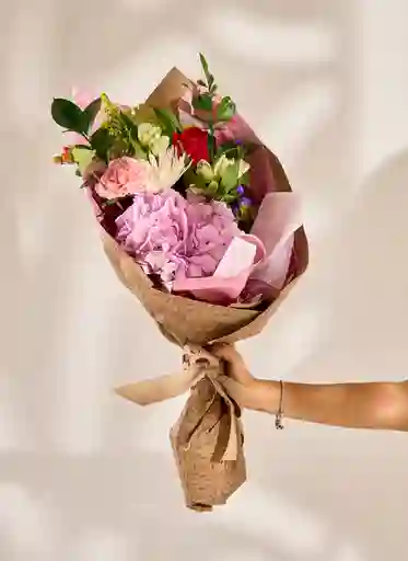 Ramo De Rosas Y Hortensias En Papel Kraft
