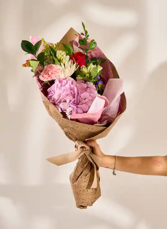 Ramo De Rosas Y Hortensias En Papel Kraft