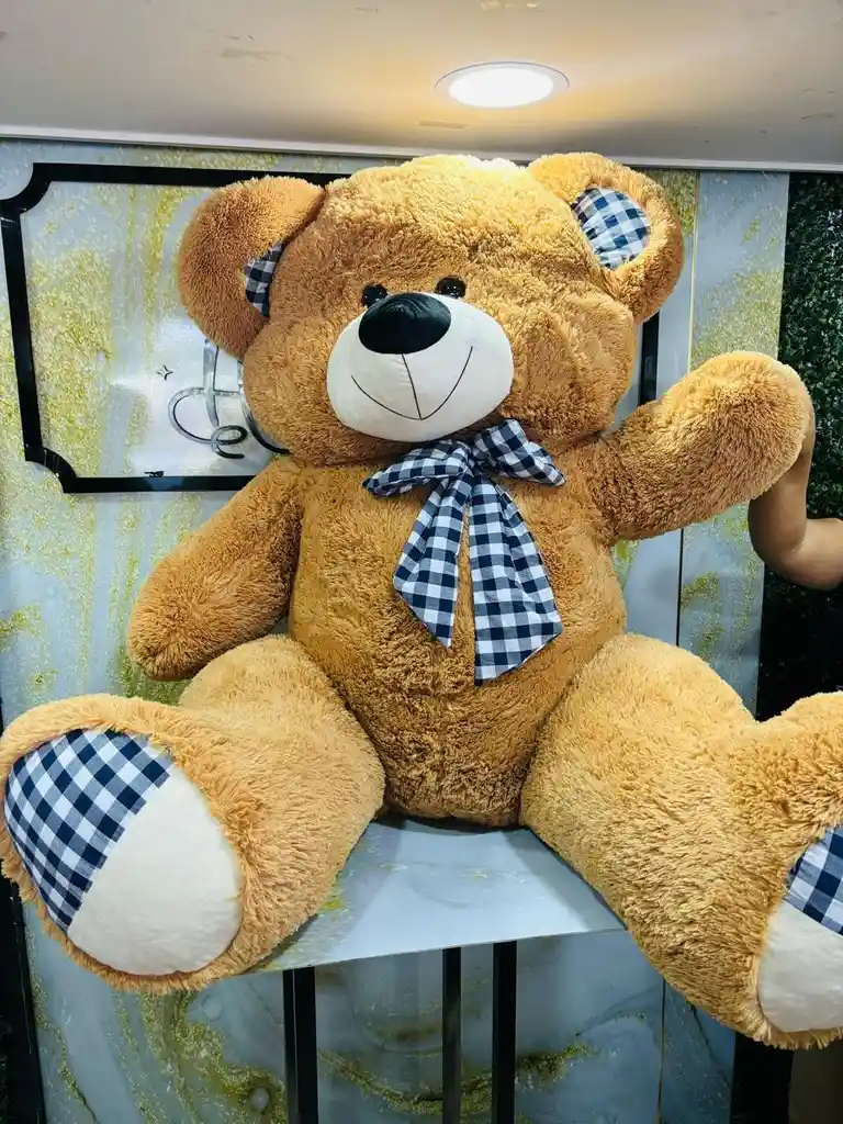 Oso De Peluche Mas De 1 Mtro Con Detalles Bufanda Y Patas De Cuadros