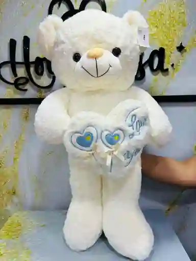 Oso Tierno En Tonalidad Blanca Con Corazon En Las Manos