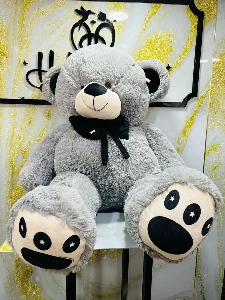 Oso Peluche Gris Detalles En Cuello Y Patas.