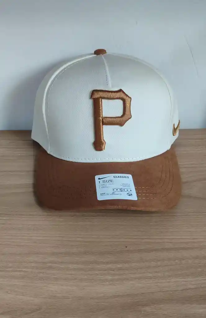 Gorra Nike Clásica "p" Marrón Blanca