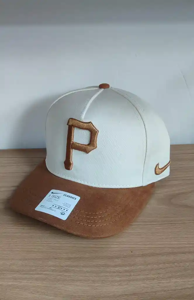 Gorra Nike Clásica "p" Marrón Blanca