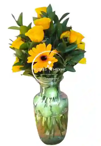 Flores. Gerberas Amarillas En Jarrón De Cristal-