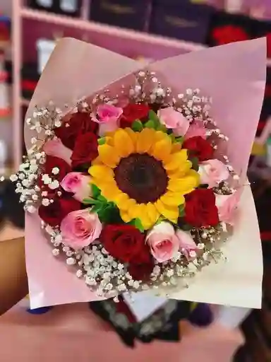 Bouquet De Rosas Rosadas Y Rojas Con Girasol
