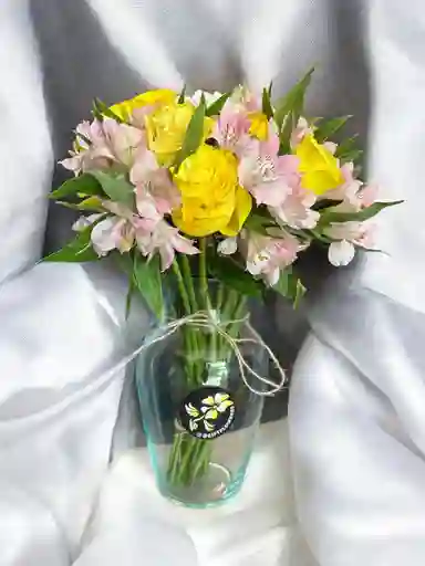Jarron De Rosas Amarillas Con Astromelia