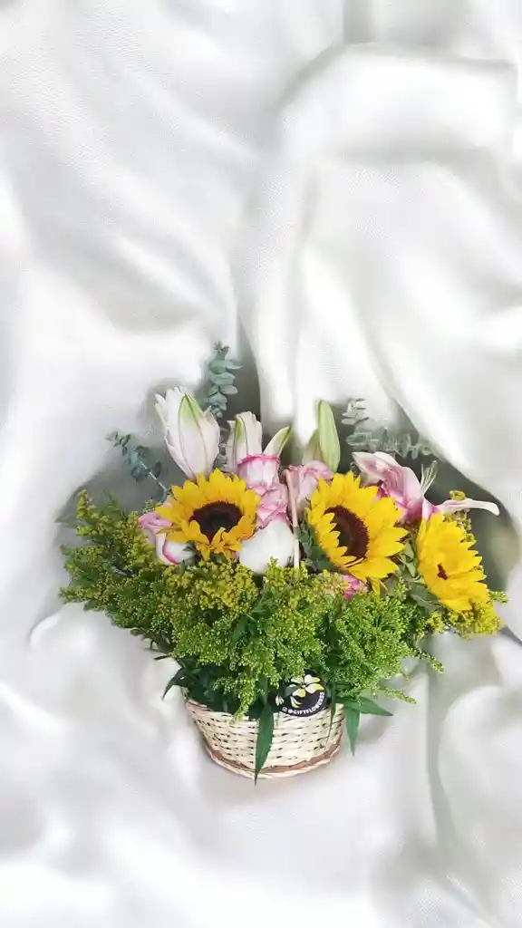 Canasta De Rosas, Girasoles Y Lirios.