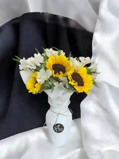 Jarrón De Girasoles Con Astromelias.