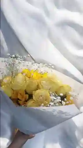 Bouquet De Rosas Amarillas Con Girasoles.