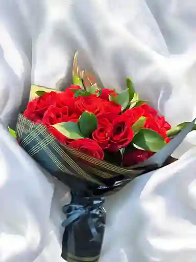 Ramo Buchon De Rosas Rojas