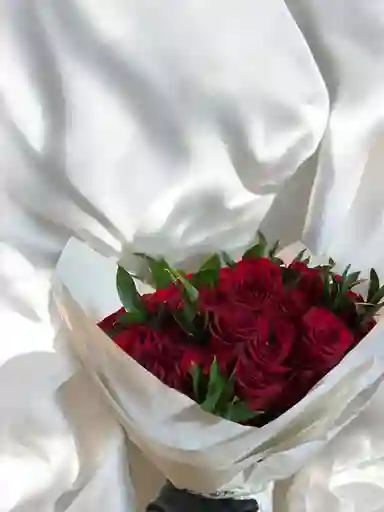 Ramo Buchon De Rosas Rojas