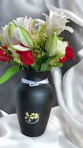 Jarron De Rosas Con Lirios