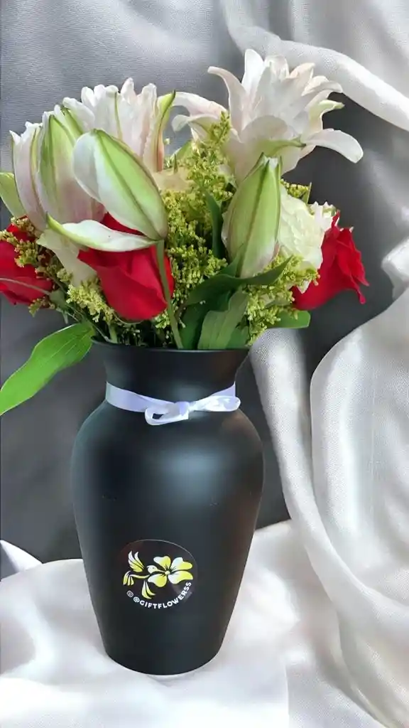 Jarron De Rosas Con Lirios