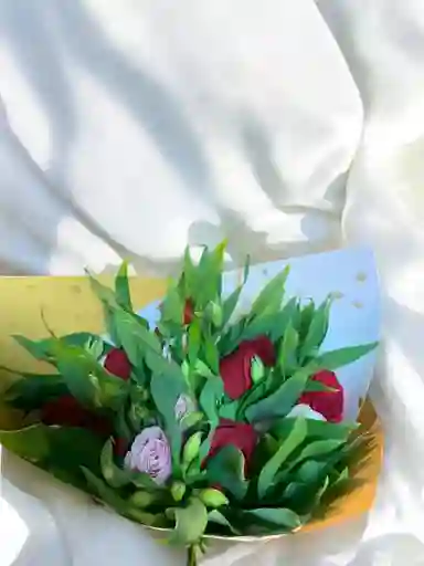 Bouquet De Rosas Rojas Y Rosas Rosadas Y Astromelia