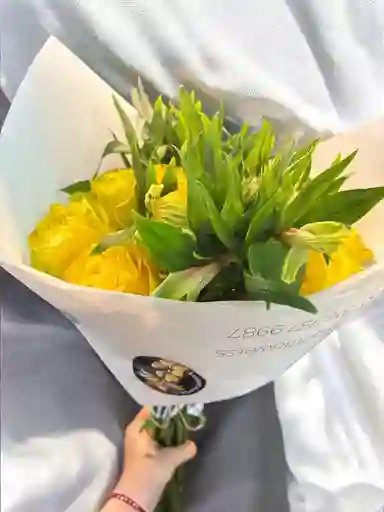 Bouquet De Rosas Amarillas Con Astromelia