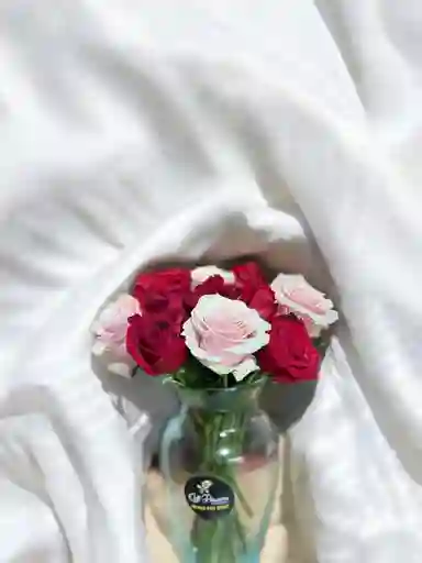 Jarrón De Rosas Rojas Y Rosadas