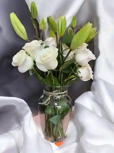 Jarron De Rosas Blancas Con Lirios.