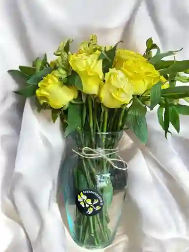 Jarron De Rosas Amarillas Con Astromelia