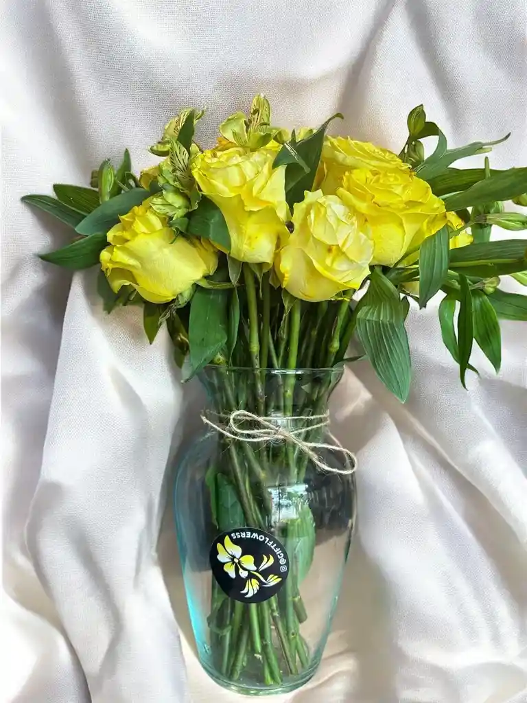 Jarron De Rosas Amarillas Con Astromelia