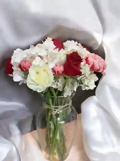 Jarrón De Rosas Y Hortensias