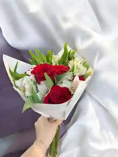 Bouquet De Rosas Y Astromelia