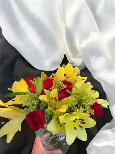 Jarron De Lirios Y Rosas