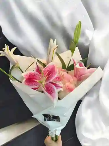 Bouquet De Rosas Y Lirios
