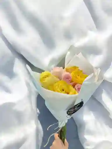 Bouquet De Rosas Amarrillas Y Rosadas