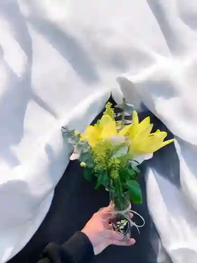 Solitario De Lirio Amarillo Con Rosas, Eucalipto Y Soliago